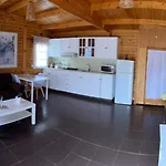 Agradable Mini Casa de madera con jardín amplio