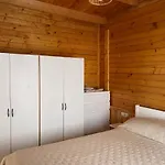 Agradable Mini Casa de madera con jardín amplio