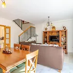 3 Bedroom Stunning Home In Cenes De La Vega