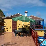 CASA ALBA, casa rústica en la colina con piscina-spa climatizada y vistas al mar