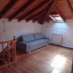 Amplia y cómoda casa de piedra con porche y jardín