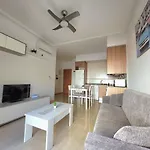Apartamento con patio, piscina y parking privado