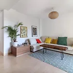 Beautiful Duplex-City Center. Parking By The House