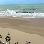Romantica Vista Al Paseo Maritimo De Cadiz