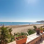 Beachfront Bliss: Apartamento A Pie De Playa