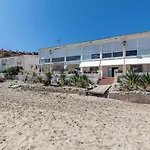 Beachfront Bliss: Apartamento A Pie De Playa