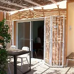 Idyllisches Ferienhaus Mit Gemeinschaftspool & Ruhiger Meerlage