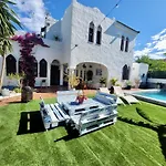 GATU Villa LURBERRI piscina privada, 4 dormitorios, 2 baños, parking , jardín y barbacoa
