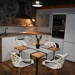 La Antigua Cuadra Es Un Alojamiento De Piedra Y Altos Techos De Madera Con Mucho Encanto, Jardin Privado Con Barbacoa Y Acceso Al Rio Ason Reservas Julio Y Agosto Iniciando En Lunes