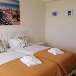 Precioso Piso En Playa America Con Jardin Privado.