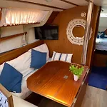 Acogedor Velero En El Forum