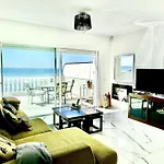 Beachfront Apartment With Pleasant Views Of The Sea And The Historic Lighthouse.