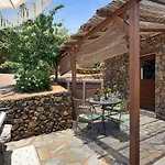 La Casa De Abajo