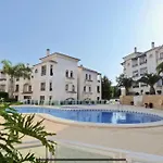Soleado Apartamento Con Piscina Y Terraza Privada.