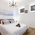 La Casa De Abajo