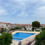 Moderna casa con calefacción, wifi, barbacoa, jardines y piscina comunitaria