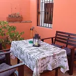 Apartamento con terraza, tipo ático, dos dormitorios y salón con sofá cama