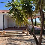 Villa Con Piscina Y Jardines Privados