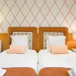 Hohomes - Centric Design Apartment