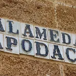 Apartamento Con Patio En Cadiz Centro