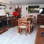 Un Apartamento Vacacional Con Detalles De Un Hogar