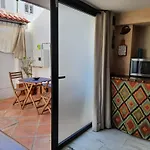 Un Apartamento Vacacional Con Detalles De Un Hogar