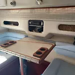 Barco Acogedor En El Puerto Del Masnou