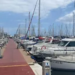 Barco Acogedor En El Puerto Del Masnou
