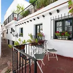 Traditional central 2 Double bed apt in quiet square