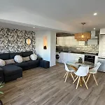 Waterfront 3 Bed Apartment, 90M From The Beach