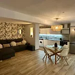 Waterfront 3 Bed Apartment, 90M From The Beach
