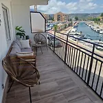 Waterfront 3 Bed Apartment, 90M From The Beach