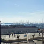 Frente Al Puerto Y Junto A La Playa Del Arenal