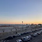Frente Al Puerto Y Junto A La Playa Del Arenal