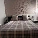 Piso Amplio De 3 Habitaciones, 2 Banos, Ascensor Y Parking