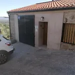 La Casa De Abajo
