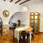 Masía de San Juan, casa rural renovada y con terraza privada en castillo con piscina