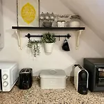 Masía de San Juan, casa rural renovada y con terraza privada en castillo con piscina
