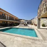 Patalavaca Pool & Beach View