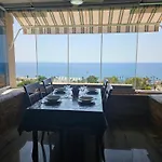 Mirando Al Mar