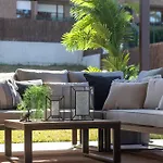 Akomodat En Precioso Y Moderno Con Jardin Y Parking