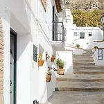 Las Pizarrillas: tu hogar en este blanco pueblo