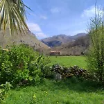 Amplia y cómoda casa de piedra con porche y jardín