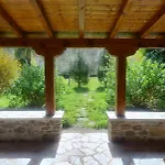 Amplia y cómoda casa de piedra con porche y jardín