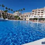 Duplex Parque Santiago 2 close to pool, sea + beach, central, Wifi, heated pool
