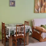 Bonito Bajo Cerca Del Mar