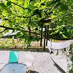 Comodo espacio semi subterranean en casa con mascotas, propio baño y patio y entrada