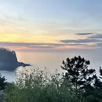 Monte Y Playa Junto Al Mar