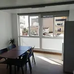 Casa De Tres Habitaciones Con Parking Bajo La Casa