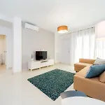 Luxurious 2 Bedroom Apartment Near The Beach
